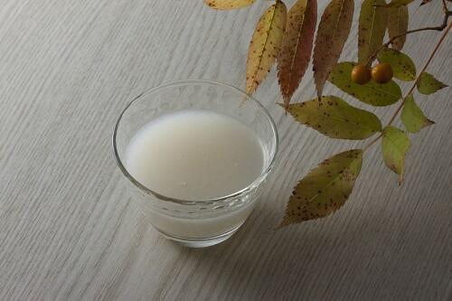 グラスに入ったマッコリの写真