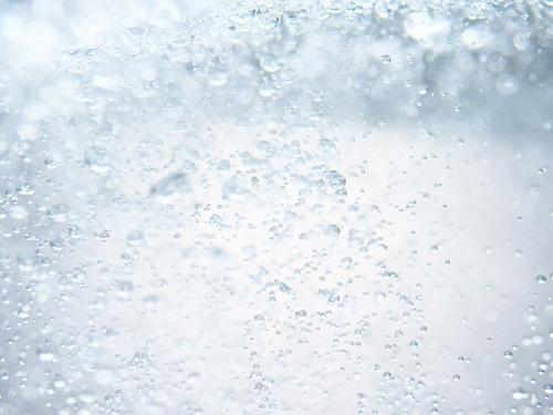 シュワシュワと泡立つ炭酸の写真