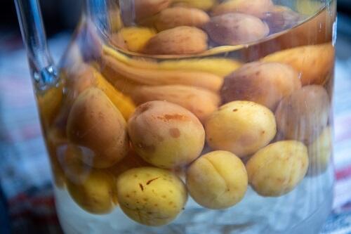 梅酒を漬け込んでいるところの写真