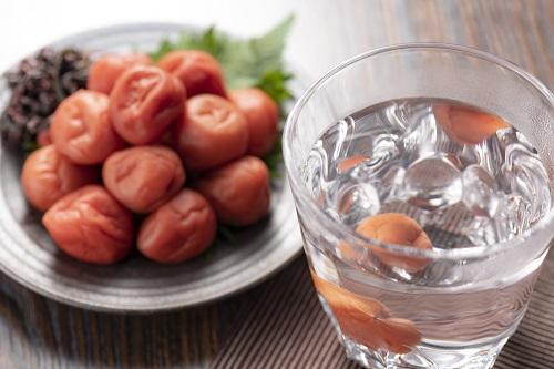 梅干しを入れた芋焼酎のイメージ写真