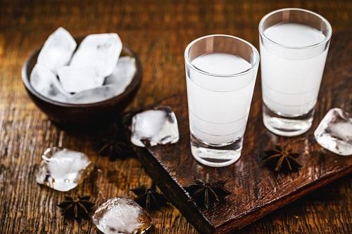 パスティスはフランス定番の食前酒！クセになる独特の風味を楽しもう