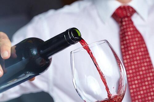 ソムリエとはどんな職業？ワインのエキスパートの仕事について解説