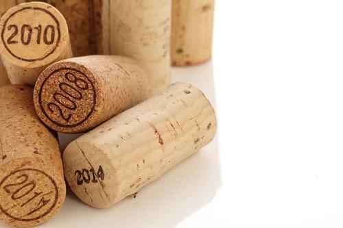 ワインのコルクをうまく開けたい！代用品やトラブル時の対処法も紹介